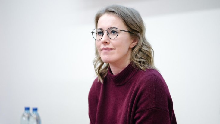 Ксения Собчак вышла в свет в стильном образе
