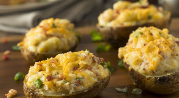 Запеченный картофель с грудинкой и яйцами: простой рецепт