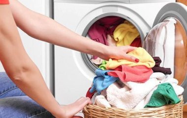 Що потрібно додати під час прання: простий засіб зробить речі чистішими та ароматнішими