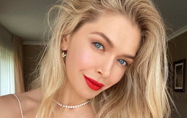 Вера Брежнева показала себя в купальнике без ретуши