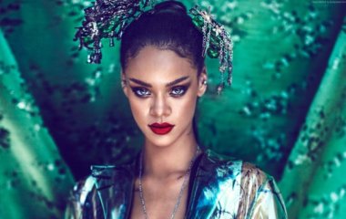 Рианна отметила Хэллоуин в костюме из латекса 