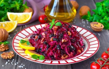 Здоровое питание: салат из моркови, свеклы с изюмом и орехами пекан