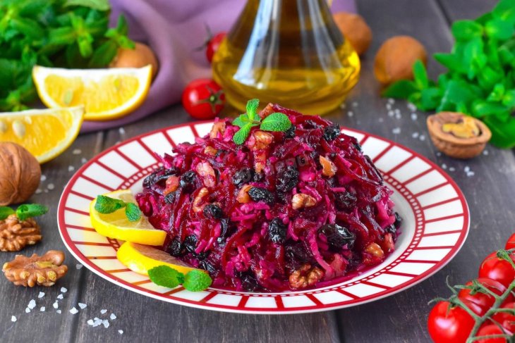 Здоровое питание: салат из моркови, свеклы с изюмом и орехами пекан