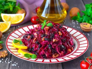 Здоровое питание: салат из моркови, свеклы с изюмом и орехами пекан