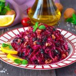 Здоровое питание: салат из моркови, свеклы с изюмом и орехами пекан