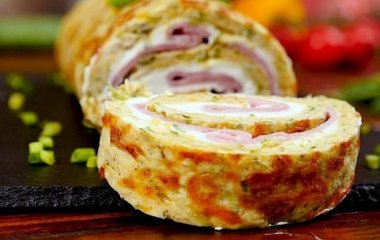 Легкий летний перекус: готовим кабачковый рулет с ароматной начинкой
