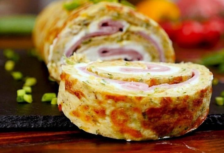 Легкий летний перекус: готовим кабачковый рулет с ароматной начинкой