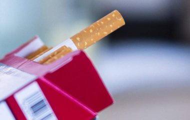 Лікар попередила про смертельну небезпеку куріння у спеку