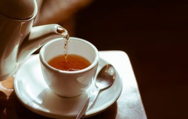 Ученые выяснили, могут ли горячие напитки спасти от жары