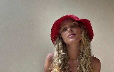 Официально самый красивый купальник этого лета: Эльза Хоск в красном бикини с распустившейся 3D розой