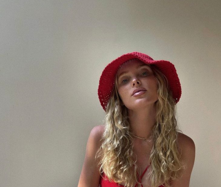 Официально самый красивый купальник этого лета: Эльза Хоск в красном бикини с распустившейся 3D розой