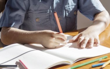 Батько насварив сина за невиконання домашнього завдання: школяр здав його поліції за наркотики