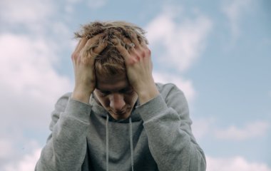 Невролог розкрила ключові симптоми розсіяного склерозу