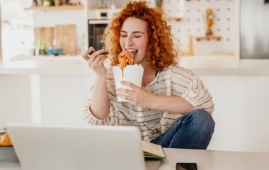 Как перестать заедать стресс: 5 спасительных лайфхаков