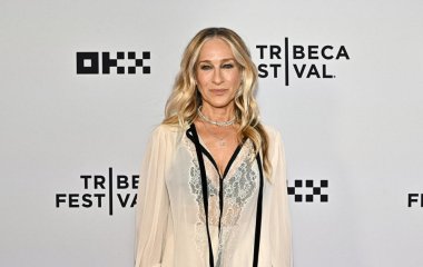 61-річна Сара Джессіка Паркер здобула науковий ступінь без вищої освіти і показалась у мантії випускниці