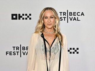 61-річна Сара Джессіка Паркер здобула науковий ступінь без вищої освіти і показалась у мантії випускниці