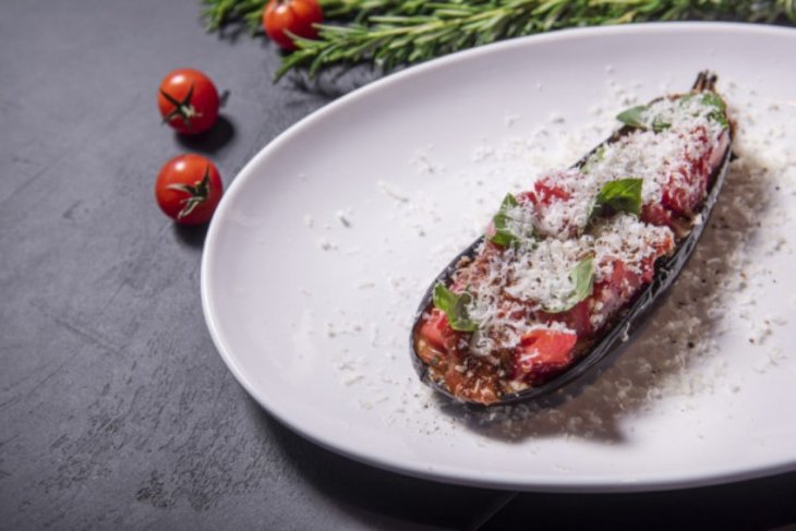 Думаете, что не любите готовить? Этот рецепт баклажана «Пармиджано» вас переубедит