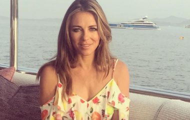 Элизабет Херли позировала в белоснежном бикини 