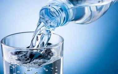 Скільки води потрібно пити в день і як підтримувати оптимальний рівень гідратації, особливо в спекотний час року