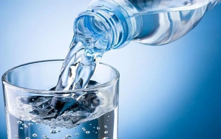 Скільки води потрібно пити в день і як підтримувати оптимальний рівень гідратації, особливо в спекотний час року