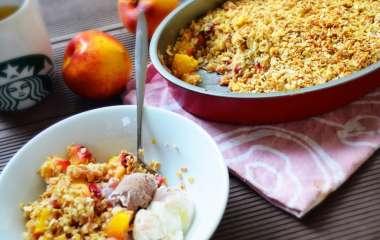 Крамбл с персиками