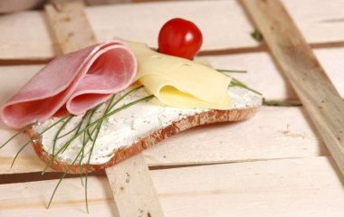 Медики объяснили, почему колбасу нельзя есть с хлебом