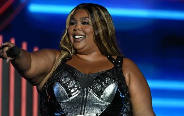 Певицу Lizzo обвинили в притязаниях и подали на нее в суд