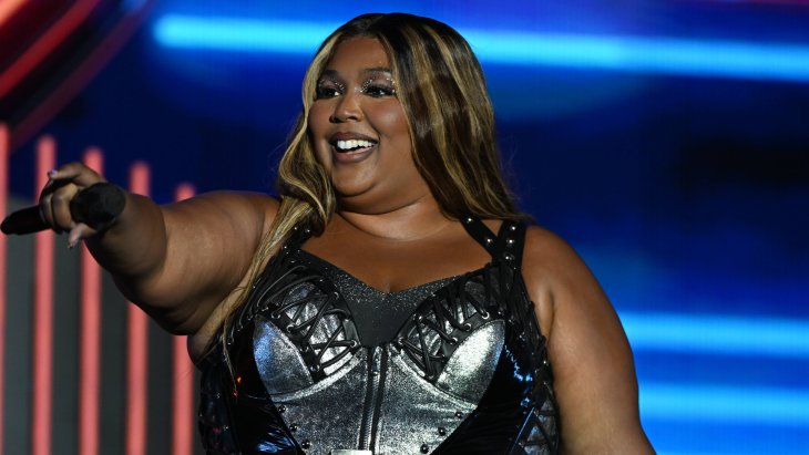 Певицу Lizzo обвинили в притязаниях и подали на нее в суд