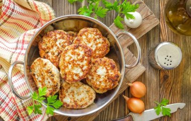 Курячі котлети в духовці: простий рецепт соковитої страви