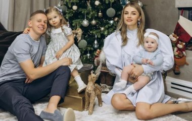 Александр Зинченко восхитил нежными фото с женой и заметно подросшими детьми