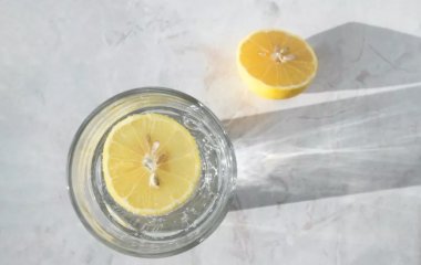 Лікар пояснив, чому треба замінити чай та каву водою з лимоном
