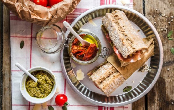 Сэндвич с ветчиной и вялеными томатами