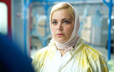 Ирина Пегова прогулялась на Мамаевом кургане в стильном платье