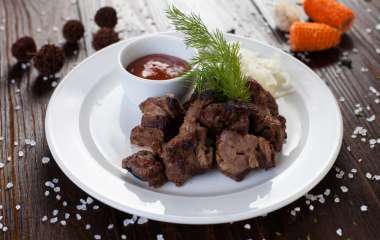 Ягненок в маринаде из кетчупа, трав с чесноком