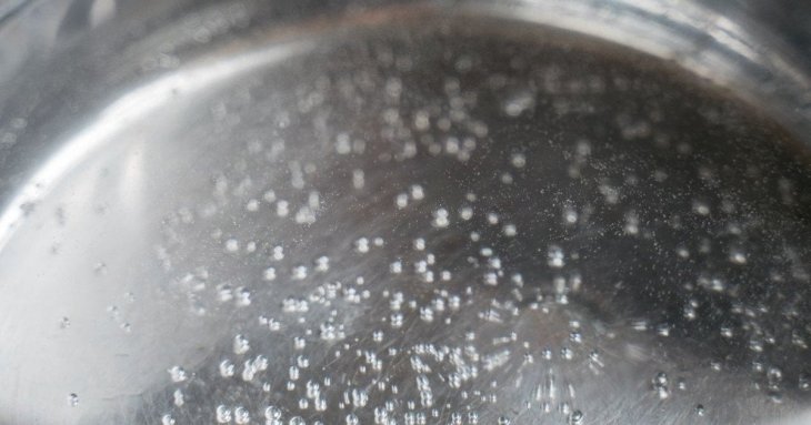 Ніколи не кип’ятіть воду в мікрохвильовці: прихована небезпека, про яку більшість людей навіть не здогадується