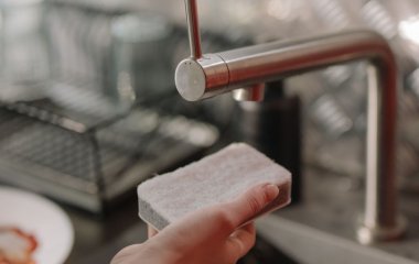 Как идеально вымыть тарелки даже в холодной воде с помощью одного дешевого продукта