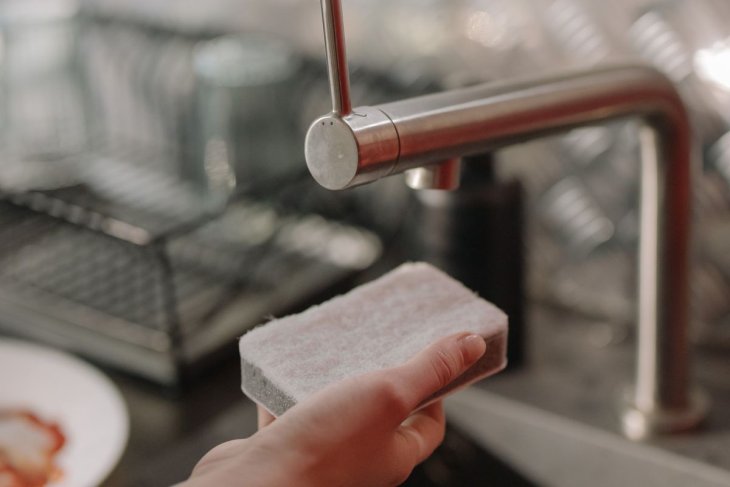 Як ідеально вимити тарілки навіть у холодній воді за допомогою одного дешевого продукту