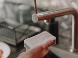 Как идеально вымыть тарелки даже в холодной воде с помощью одного дешевого продукта