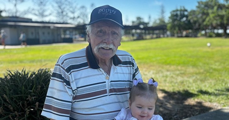 Найстаріший чоловік у світі, який уперше став дідусем: скільки йому років (фото)