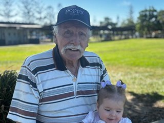 Найстаріший чоловік у світі, який уперше став дідусем: скільки йому років (фото)