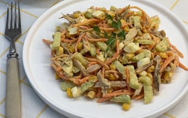 Дуже легко і дуже смачно: рецепт салату із запеченою куркою
