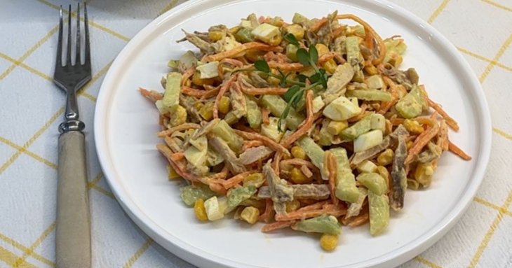 Дуже легко і дуже смачно: рецепт салату із запеченою куркою