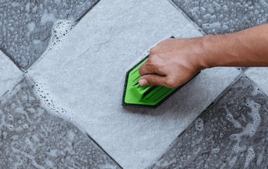 Небезпечна помилка, яка може вартувати вам грошей та нервів: чому краще не мити підлогу водою з оцтом