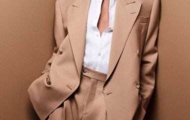 Наоми Кэмпбелл показала идеальный брючный костюм оверсайз на лето 2023