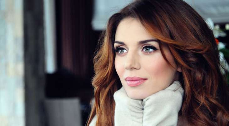 Анна Седокова примерила белое платье
