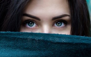 Лікар розповіла, про які захворювання свідчать кола під очима