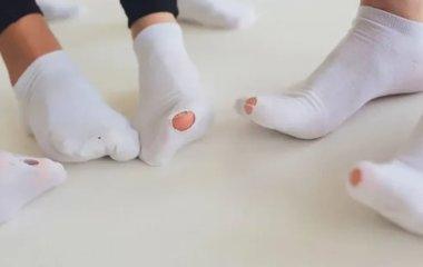 Шкарпетки швидко протираються на п’ятах та носках: лайфгак, який подовжить їхній термін служби