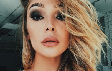 Настя Ивлеева примерила аутфит в стиле спорт-шик