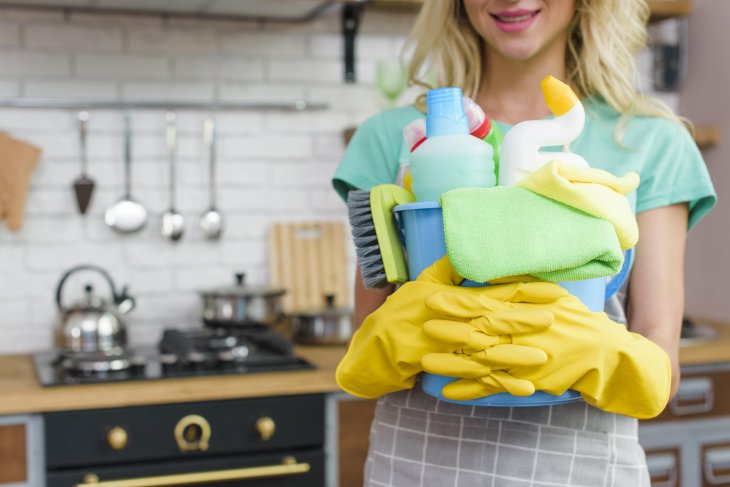 5 действенных способов, которые помогут отмыть кухонные шкафы от жира и грязи