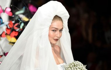 Джиджи Хадид на прогулке в клетчатом пальто 